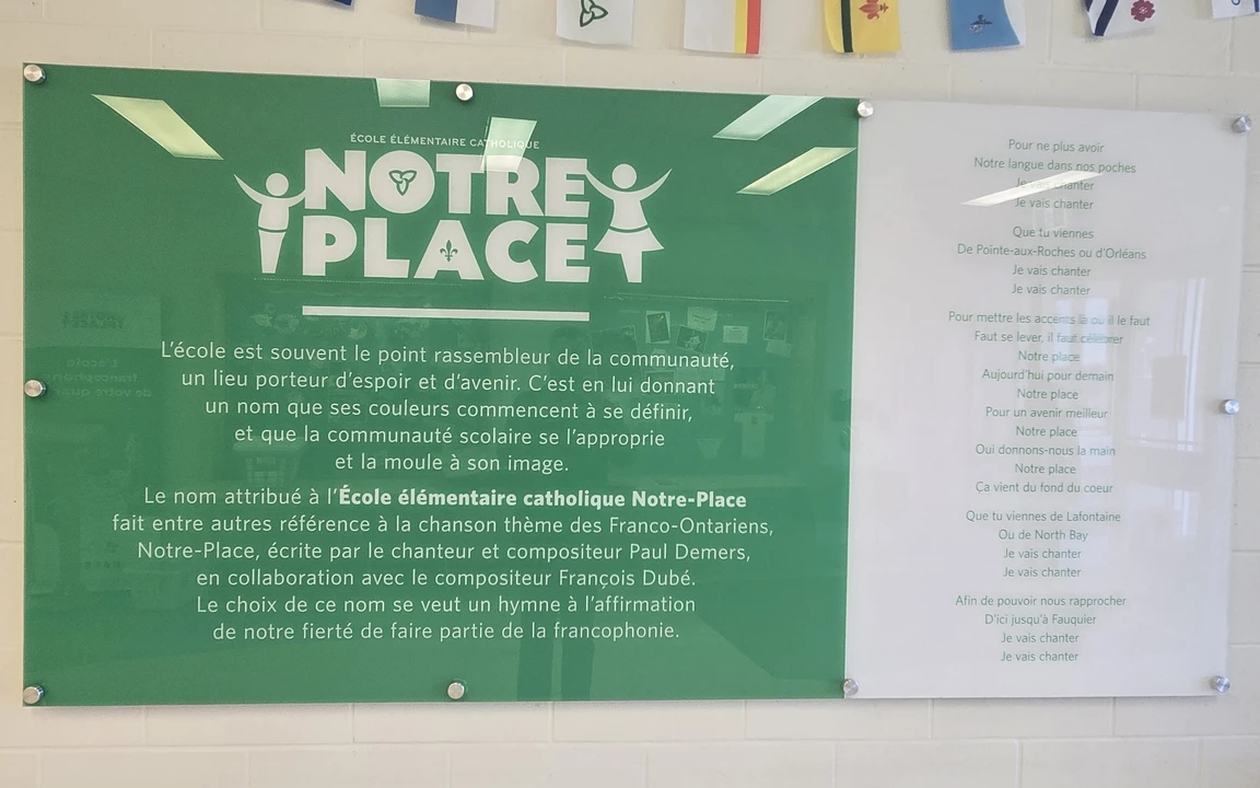 plaque avec la chanson Notre Place